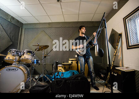 Jeune cinéaste et acteur Moien joue à la guitare au cours de sa répétition en partie de l'enregistrement sonore de jeunes artistes iraniens, Téhéran, Iran. Banque D'Images