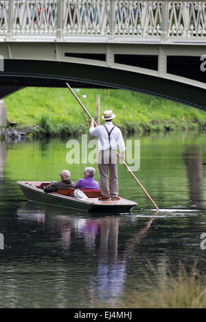 CHRISTCHURCH, Nouvelle-zélande - Novembre 08, 2014 : un batelier guide un groupe de touristes dans leur punt en bas de la rivière Avon sur Pâques Banque D'Images