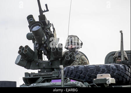 Tapa. Mar 21, 2015. Des soldats américains sont considérés comme de l'armée américaine 2e régiment de cavalerie cortège de quitter leur base temporaire dans le TAPA de l'Estonie, le 21 mars 2015. Avec plus de 40 unités d'équipements militaires, les troupes américaines ont commencé leur chemin à partir de l'Estonie à leur base permanente à Vilseck de l'Allemagne via l'Estonie, la Lituanie, la Pologne et la République tchèque. Les 1800km route mars, surnommé 'Dragoon Ride', est conçu comme un affichage de la solidarité de l'OTAN avec des pays de l'Europe concernés par leur sécurité à la lumière de la crise de l'Ukraine. Crédit : Sergei Stepanov/Xinhua/Alamy Live News Banque D'Images