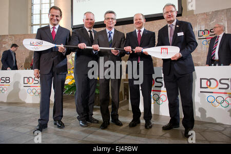 Le Président de la Confédération allemande des sports olympiques (DOSB), Alfons Hoermann (L-R), Hambourg Le sénateur de l'Intérieur et des Sports, Michael Neumann, ministre allemand de l'intérieur Thomas de Maizière (CDU), le maire de Hambourg Olaf Scholz (SPD) et le président de la Comité National Paralympique, Friedhelm Julius Beuchner, symboliquement tenir une pagaie avec les armoiries de la ville de Hambourg (R) et le logo DOSB (L) au cours de l'assemblée générale extraordinaire de la DOSB dans la Paulskirche à Francfort am Main, Allemagne, 21 mars 2015. L'Assemblée générale DOSB a choisi comme le candidat allemand Hambourg Banque D'Images