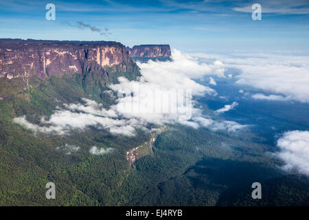 Vue depuis le Roraima tepui sur Kukenan tepui au brouillard - Venezuela, l'Amérique latine Banque D'Images