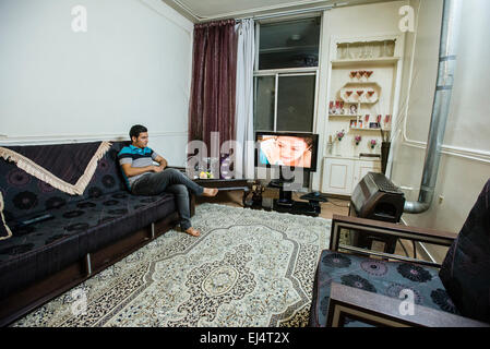 Des étudiants iraniens Amir regardant la chaîne de télévision turque, européenne ou la télévision turque est interdite, mais fréquente dans les maisons iraniennes modernes, Isfahan, Iran Banque D'Images