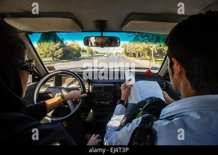 Bahor, les femmes musulmanes, car les lecteurs avec son jeune frère d'adolescent, Parsa, Isfahan, Iran Banque D'Images