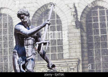 Pologne - Gdansk city (savez également Danzig nas) dans la région occidentale. Célèbre fontaine de Neptune à Dlugi Targ square. Banque D'Images