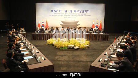 Séoul, Corée du Sud. Mar 21, 2015. Les participants prennent part à la 7e réunion des ministres des affaires étrangères de la coopération trilatérale de la Chine, la Corée du Sud et du Japon à Séoul, Corée du Sud, le 21 mars 2015. © Yao Sailawei Holiday/Xinhua/Alamy Live News Banque D'Images