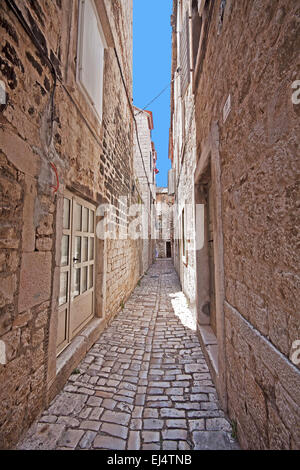 Rue pavées étroites dans le centre de Trogir, antique ville dalmate fondée il y a 4000 ans. Banque D'Images