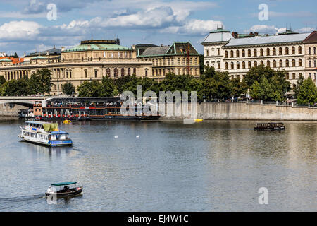 La vue sur la Vltava au-dessus de Prague d'été Banque D'Images