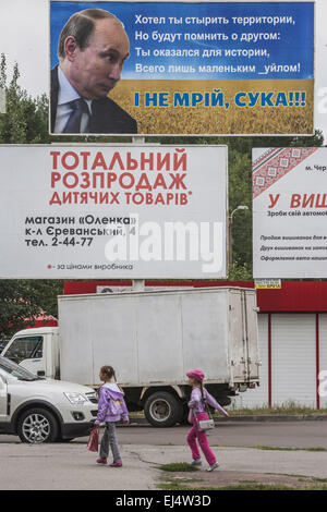 Slavutych, Tchernigov, Ukraine. 30e Août, 2014. Ironique affiche contre Vladimir Poutine dans les rues de Slavutych, ville de travailleurs en centrale nucléaire de Tchernobyl en Ukraine. © Celestino Arce/ZUMA/ZUMAPRESS.com/Alamy fil Live News Banque D'Images