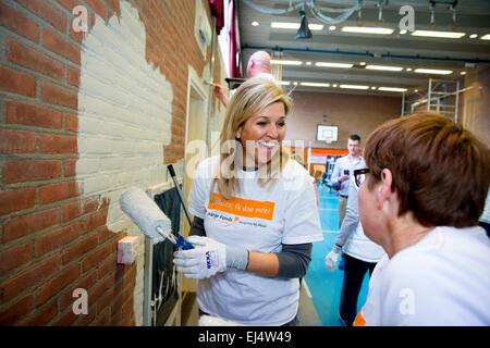 Tricht, aux Pays-Bas. Mar 21, 2015. Reine Maxima des Pays-Bas contribue à la peinture de la salle de sport du centre communautaire au cours NL Doet de Tricht, les Pays-Bas, 21 mars 2015. NL Doet est une journée organisée par l'Oranje Fonds. Photo : Patrick van Katwijk/ POINT DE VUE - PAS DE FIL - SERVICE/dpa/Alamy Live News Banque D'Images