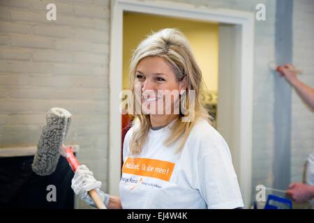 Tricht, aux Pays-Bas. Mar 21, 2015. Reine Maxima des Pays-Bas contribue à la peinture de la salle de sport du centre communautaire au cours NL Doet de Tricht, les Pays-Bas, 21 mars 2015. NL Doet est une journée organisée par l'Oranje Fonds. Photo : Patrick van Katwijk/ POINT DE VUE - PAS DE FIL - SERVICE/dpa/Alamy Live News Banque D'Images
