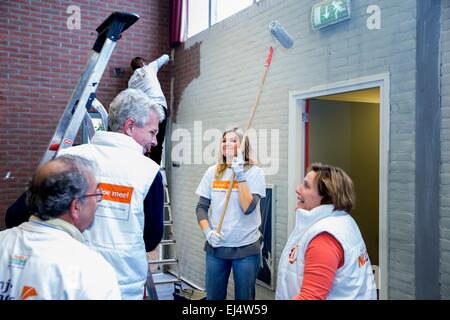 Tricht, aux Pays-Bas. Mar 21, 2015. Reine Maxima des Pays-Bas contribue à la peinture de la salle de sport du centre communautaire au cours NL Doet de Tricht, les Pays-Bas, 21 mars 2015. NL Doet est une journée organisée par l'Oranje Fonds. Photo : Patrick van Katwijk/ POINT DE VUE - PAS DE FIL - SERVICE/dpa/Alamy Live News Banque D'Images