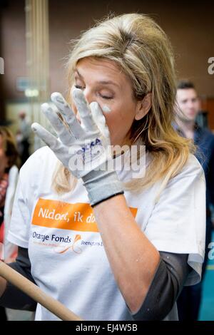 Tricht, aux Pays-Bas. Mar 21, 2015. Reine Maxima des Pays-Bas contribue à la peinture de la salle de sport du centre communautaire au cours NL Doet de Tricht, les Pays-Bas, 21 mars 2015. NL Doet est une journée organisée par l'Oranje Fonds. Photo : Patrick van Katwijk/ POINT DE VUE - PAS DE FIL - SERVICE/dpa/Alamy Live News Banque D'Images