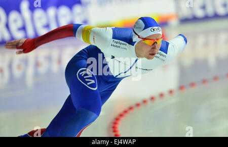 Erfurt, Allemagne. Mar 21, 2015. Pavel Kulizhnikov de Russie en action au cours de la compétition de 500 mètres de la coupe du monde de patinage de vitesse dans la Halle Gunda Niemann-Stirnemann, à Erfurt, Allemagne, 21 mars 2015. Il a gagné. PHOTO : MARTIN SCHUTT/dpa/Alamy Live News Banque D'Images