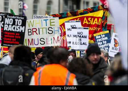 Londres, Royaume-Uni. 21 mars, 2015. Des milliers de personnes se sont rassemblées aujourd'hui à Londres pour participer à la mise en place de démonstration Le racisme aujourd'hui. La manifestation nationale contre le racisme et le fascisme a lieu un mois avant l'élection générale et envoie un puissant message aux politiciens. Credit : Gordon 1928/Alamy Live News Banque D'Images