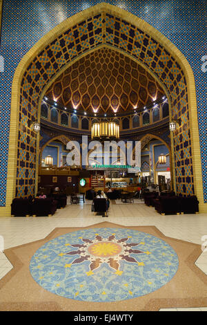 Café Starbucks dans atrium orné à Ibn Battuta Shopping Mall à Dubaï Émirats Arabes Unis Banque D'Images