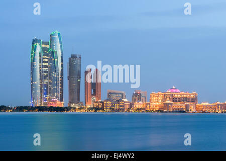 Soir vue sur l'horizon de Dubaï en Émirats Arabes Unis Banque D'Images