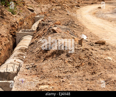 La construction d'un tuyau de drainage de préparation. Pendant l'excavation du sol. Banque D'Images