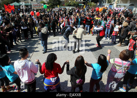 Athènes, Grèce. Mar 21, 2015. Les manifestants se rassemblent pour dire non au racisme, de faire preuve de solidarité et de soutien aux personnes dont les droits ont été violés à Athènes, le 21 mars 2015. Les membres des réseaux de lutte contre le racisme et les migrants vivant en Grèce ont défilé dans le centre d'Athènes pour marquer la Journée internationale pour l'élimination de la discrimination raciale. Credit : Marios Lolos/Xinhua/Alamy Live News Banque D'Images