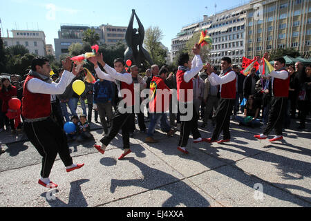 Athènes, Grèce. Mar 21, 2015. Les manifestants se rassemblent pour dire non au racisme, de faire preuve de solidarité et de soutien aux personnes dont les droits ont été violés à Athènes, le 21 mars 2015. Les membres des réseaux de lutte contre le racisme et les migrants vivant en Grèce ont défilé dans le centre d'Athènes pour marquer la Journée internationale pour l'élimination de la discrimination raciale. Credit : Marios Lolos/Xinhua/Alamy Live News Banque D'Images