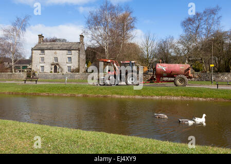 Hartington, Derbyshire, Royaume-Uni. 21 mars, 2015. Un jour sec avec soleil du printemps et des températures de 8°C dans le Peak District village de Hartington. Credit : Mark Richardson/Alamy Live News Banque D'Images