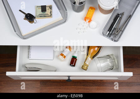 High angle shot d'un tiroir de bureau montrant les éléments à l'intérieur. Le dessus du bureau a renversé une tasse à café, prescription bott Banque D'Images