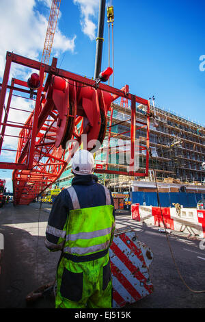 Hébergement étudiant à Liverpool, Merseyside, Royaume-Uni 21 mars 2015. Grue tour rouge de 40 m de haut qui a été utilisée sur le chantier d'un grand complexe construit par Nordic Construction en cours d'élimination. Le site de Hope Street est un centre étudiant qui comprendra 339 chambres, une salle de gym, un cinéma, des bars et des restaurants. La grue est démontée avec une grue Luffer de 750 tonnes encore plus grande avec des flèches de graissage hydrauliques (utilisées dans les espaces de travail urbains étroits lorsqu'il n'y a pas suffisamment de dégagement pour que la flèche puisse tourner), L'une des plus grandes grues de ce type en Europe et l'une des trois seules au Royaume-Uni. Banque D'Images