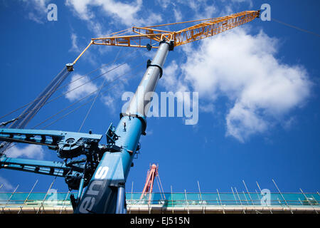 Hébergement étudiant à Liverpool, Merseyside, Royaume-Uni 21 mars 2015. Grue tour rouge de 40 m de haut qui a été utilisée sur le chantier d'un grand complexe construit par Nordic Construction en cours d'élimination. Le site de Hope Street est un centre étudiant qui comprendra 339 chambres, une salle de gym, un cinéma, des bars et des restaurants. La grue est démontée avec une grue Luffer de 750 tonnes encore plus grande avec des flèches de graissage hydrauliques (utilisées dans les espaces de travail urbains étroits lorsqu'il n'y a pas suffisamment de dégagement pour que la flèche puisse tourner), L'une des plus grandes grues de ce type en Europe et l'une des trois seules au Royaume-Uni. Banque D'Images