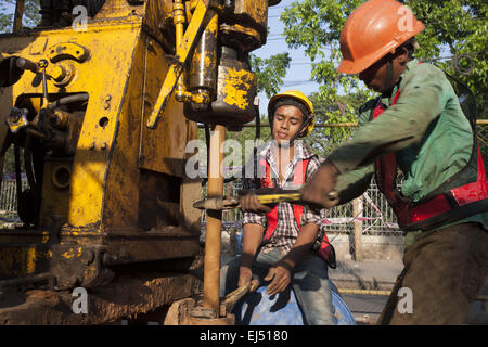 Dhaka, Bangladesh. Mar 21, 2015. Les travailleurs bangladais faisant la résistivité du sol test pour le prochain projet ferroviaire à Dhaka, Bangladesh, le 21 mars 2015. Exploitation commerciale de Metro rail dans la capitale serait possible en décembre 2019. Les trains vont fonctionner au-dessus de la moyenne des routes et chacune de 24 ensembles de train prend moins de 40 minutes pour exécuter toute la distance avec une vitesse moyenne de 100 km. Le métro aura la capacité de transporter 60 000 passagers par heure. © Suvra Kanti Das/ZUMA/ZUMAPRESS.com/Alamy fil Live News Banque D'Images