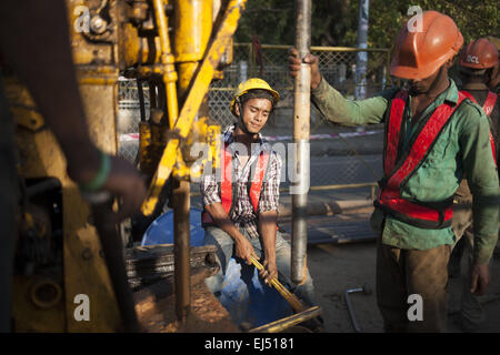 Dhaka, Bangladesh. Mar 21, 2015. Les travailleurs bangladais faisant la résistivité du sol test pour le prochain projet ferroviaire à Dhaka, Bangladesh, le 21 mars 2015. Exploitation commerciale de Metro rail dans la capitale serait possible en décembre 2019. Les trains vont fonctionner au-dessus de la moyenne des routes et chacune de 24 ensembles de train prend moins de 40 minutes pour exécuter toute la distance avec une vitesse moyenne de 100 km. Le métro aura la capacité de transporter 60 000 passagers par heure. © Suvra Kanti Das/ZUMA/ZUMAPRESS.com/Alamy fil Live News Banque D'Images