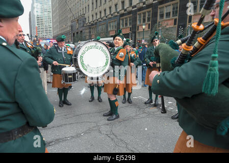 La société Emeraude Philadelphie Pipe Band joue le mars, Saint Patrick's Day Parade, Philadelphia, USA Banque D'Images