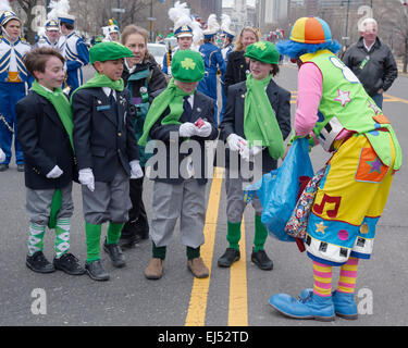 Clown distribuant des cadeaux aux enfants, Saint Patrick Day Parade, Philadelphia, PA, USA Banque D'Images