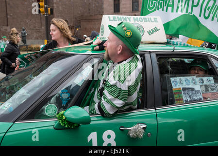 Un homme en chapeau vert dans la voiture verte, St. Patrick's Day Parade, Philadelphie, États-Unis Banque D'Images