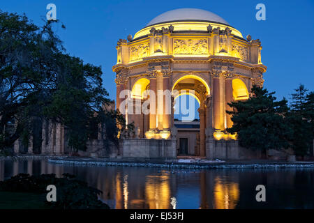 Palace of Fine Arts et Exploratorium au crépuscule, San Francisco, California USA Banque D'Images