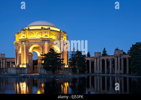 Palace of Fine Arts et Exploratorium au crépuscule, San Francisco, California USA Banque D'Images