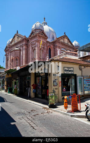 Boutique de la rue et l'Église d'Agios Therapon à Mytilène à Lesbos, Grèce. Banque D'Images