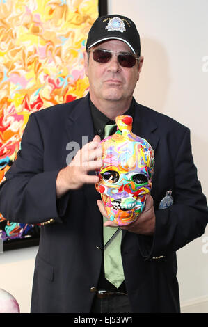 Comédien nommé aux Oscars, l'acteur, scénariste et musicien, Dan Aykroyd entrepreneur est de retour à Londres pour lancer officiellement le nouveau Crystal Vodka tête Jéroboam 3L avec 'Utiliser votre tête' de la collaboration de l'artiste à l'Opéra Gallery, New Bond Street, Londres Banque D'Images