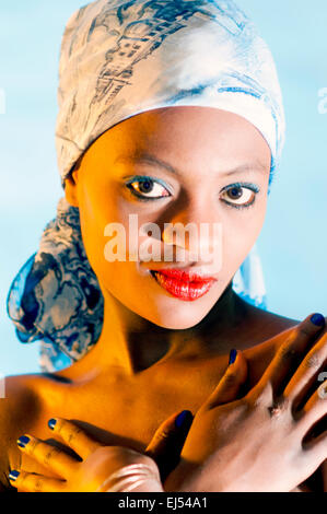 Jeune femme kenyane avec foulard en studio Banque D'Images