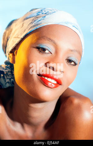 Jeune femme kenyane avec foulard en studio Banque D'Images