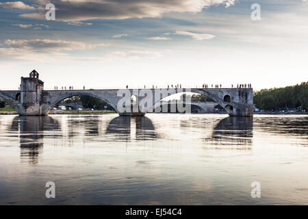 Le Pont Saint-Bénezet, aussi connu sous le pont d'Avignon, est un célèbre pont médiéval à Avignon, dans le sud de la France, Europe Banque D'Images