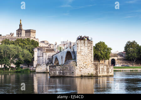 Le Pont Saint-Bénezet, aussi connu sous le pont d'Avignon, est un célèbre pont médiéval à Avignon, dans le sud de la France, Europe Banque D'Images