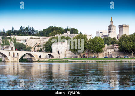 Le Pont Saint-Bénezet, aussi connu sous le pont d'Avignon, est un célèbre pont médiéval à Avignon, dans le sud de la France, Europe Banque D'Images