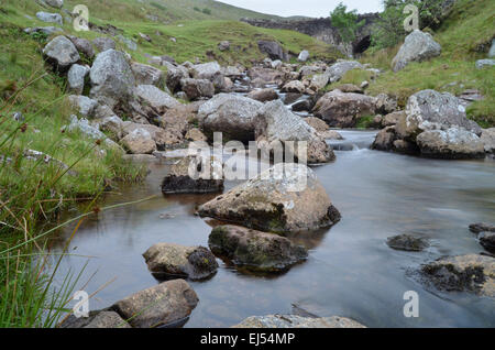 Le Parc National des Brecon Beacons, Powys Pont Aber, ruisseau de montagne après la pluie Banque D'Images