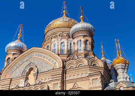 Dômes dorés de l'église de l'assomption sur l'Île Vasilevsky. L'église orthodoxe à Saint-Pétersbourg, Russie Banque D'Images