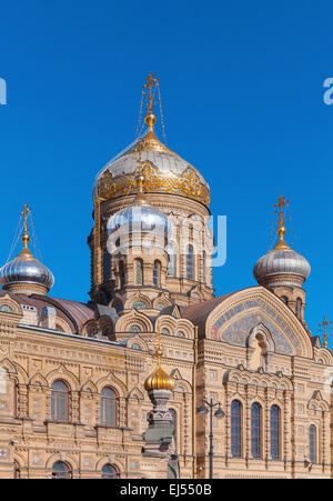 Façade et dômes dorés d'Assomption Église sur l'Île Vasilevsky. L'église orthodoxe à Saint-Pétersbourg, Russie Banque D'Images