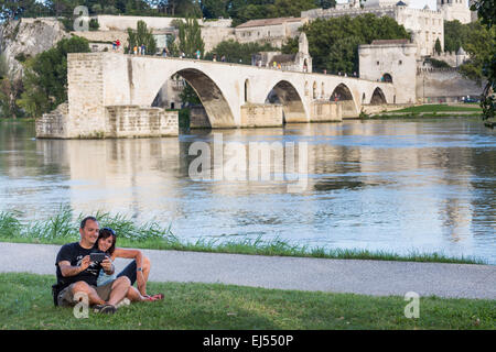 Le Pont Saint-Bénezet, aussi connu sous le pont d'Avignon, est un célèbre pont médiéval à Avignon, dans le sud de la France, Europe Banque D'Images