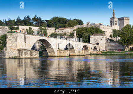 Le Pont Saint-Bénezet, aussi connu sous le pont d'Avignon, est un célèbre pont médiéval à Avignon, dans le sud de la France, Europe Banque D'Images