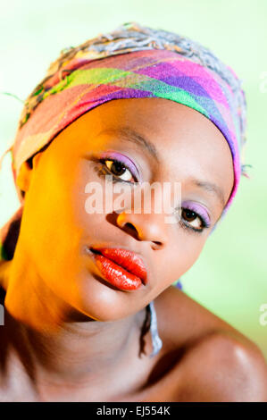 Jeune femme kenyane avec foulard en studio Banque D'Images