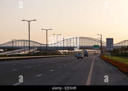 En forme de vague et de la route Pont Meydan à Dubaï, Émirats Arabes Unis Banque D'Images