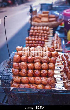 L'alimentation de rue thaïlandais à Bangkok : boulettes brochette Banque D'Images