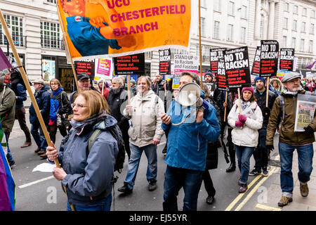 Londres, Royaume-Uni. Mar 21, 2015. Les gens marchant dans les rues de Londres à une marche organisée par l'unis contre le fascisme (UAF) à 'Stand Up" contre le racisme' sur un jour contre le racisme le 21 mars 2015. Crédit : Tom Arne Hanslien/Alamy Live News Banque D'Images